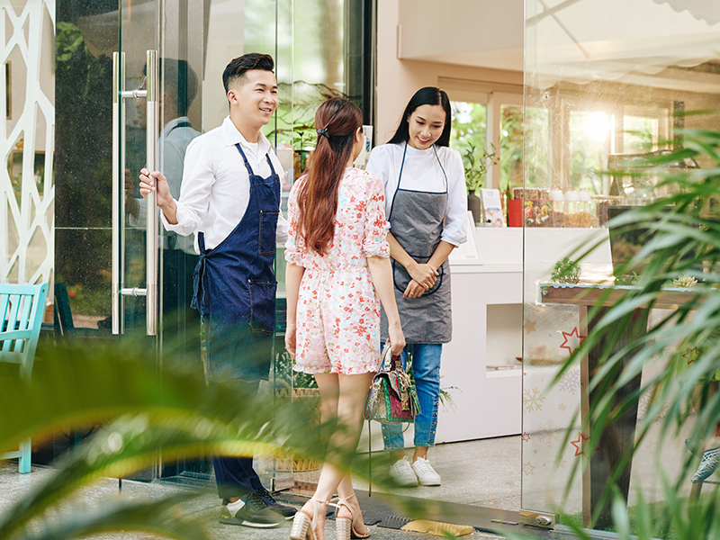 Khách hàng đắn đo trước khi vào nhà hàng - Kinh doanh nhà hàng thành công Khách hàng đang đắn đo trước khi vào nhà hàng, không gian sạch sẽ là yếu tố quan trọng