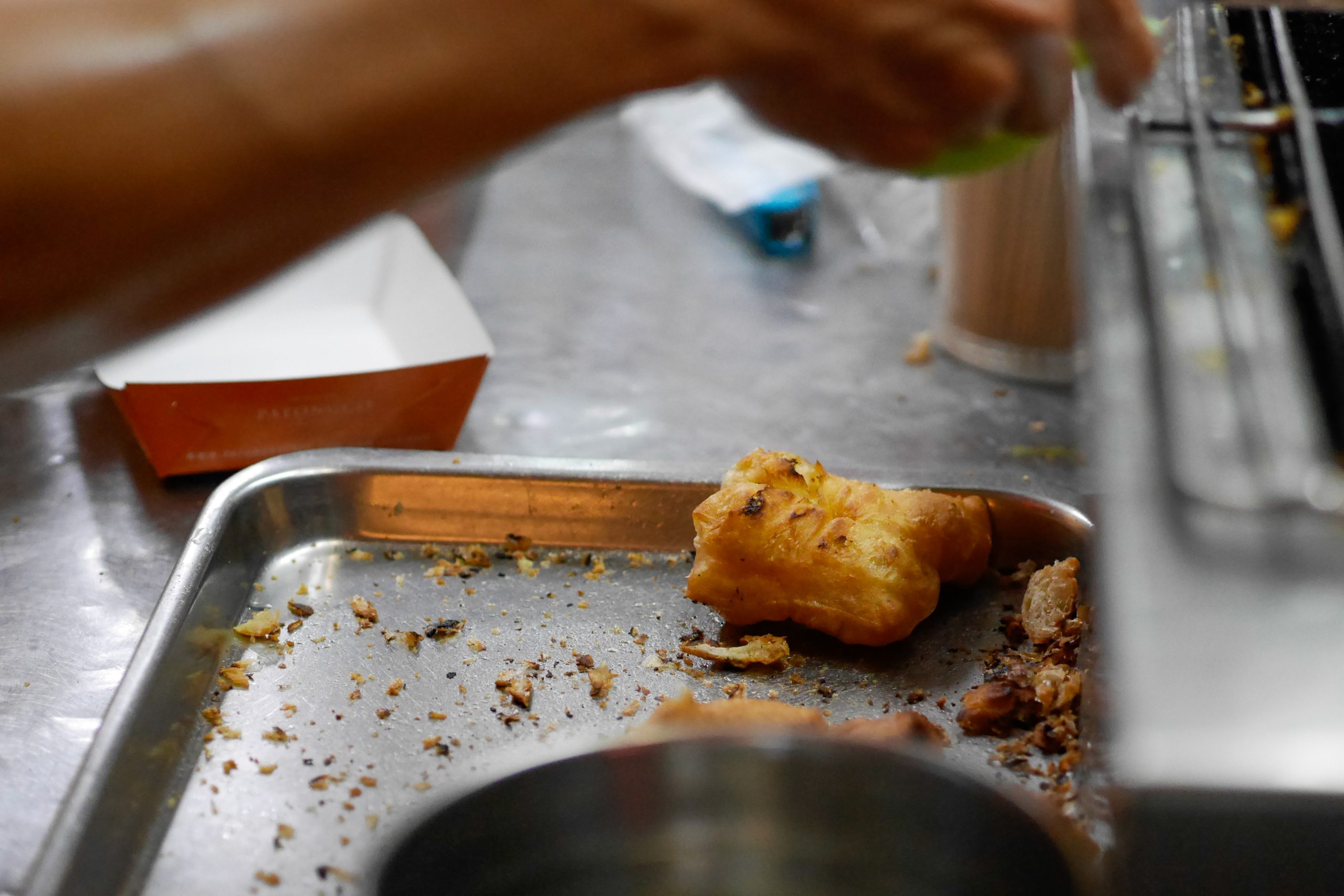 khu vực rửa chén dơ trong kinh doanh nhà hàng